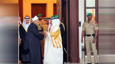 ملك البحرين يودِّع شيخ الأزهر بعد زيارة رسمية