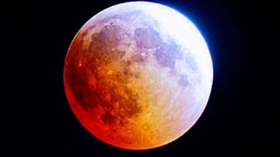 القمر الأحمر الأخير يظهر في السماء الثلاثاء