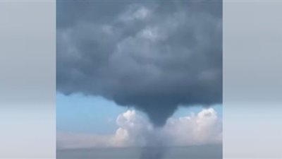 مشاهد لدوامة مائية مرعبة تصل إلى السماء.. فيديو