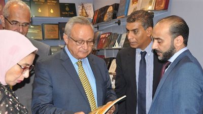زايد يتفقد مركز توثيق التراث الحضاري والطبيعي بالقرية الذكية