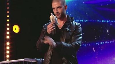 موسم الرياض 2022| دارسي أوك يصعد على المسرح العالمي بألعاب الخفة والخدع البصرية