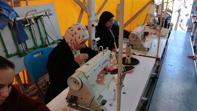 القوى العاملة تتابع برنامجًا تدريبيًّا بالوحدة المتنقلة للفتيات بالبحر الأحمر