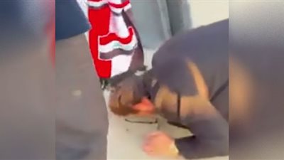 ماجد المهندس يقبل أرض العراق قبل نهائي خليجي 25 (شاهد)