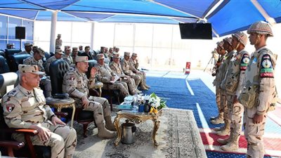 رئيس الأركان يشهد بيانًا عمليًا للتكتيكات الصغرى والمهارة فى الميدان