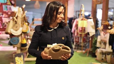 مايا مرسى تتفقد منتجات المرأة المصرية بجناح قمة المناخ COP27