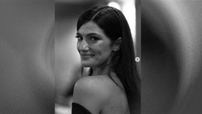 تارا عماد تجذب الأنظار بالأسود والأوف شولدر