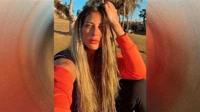 ريم مصطفى زهرة ساحرة بالألوان الترابية