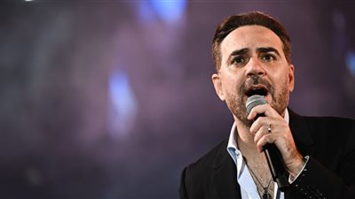 وائل جسار يشعل ختام مهرجان رأس الحكمة ويبكي مع أغنية 