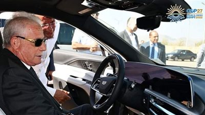 محافظ جنوب سيناء يتفقد السيارات الكهربائية وأماكن الانتظار في إطار التحول للنقل الأخضر