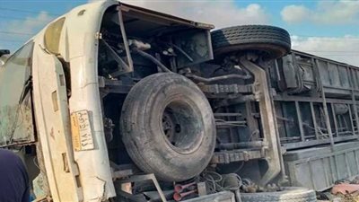 مصرع وإصابة 46 شخصًا إثر انقلاب أتوبيس رحلات على طريق السويس السخنة