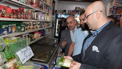 محافظ بني سويف يتفقد المحال والسلاسل التجارية للاطمئنان على توافر كافة السلع