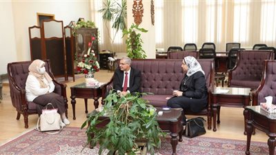 نائب محافظ الشرقية تهنئ رئيس جامعة الزقازيق بتوليه المسؤولية