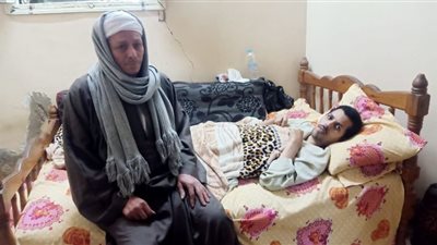 دخل للعلاج من التهاب الظهر فخرج مشلولاً.. حسين قصة مؤلمة وسط آهات الأسرة