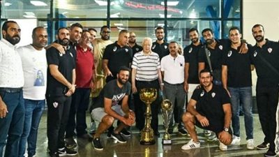 مرتضى منصور يهنئ طائرة الزمالك بالفوز ببطولة بني ياس