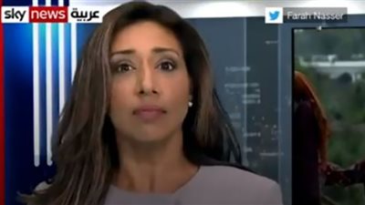 ذبابة تقتحم فم مذيعة في بث مباشر (شاهد)