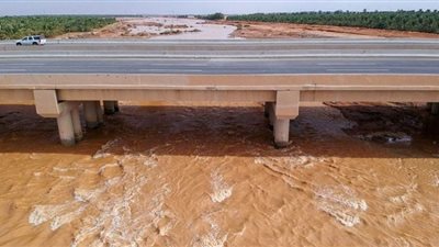 خالد الزعاق يوثق مشاهد تاريخية لفيضان وادي الرمة في يومه الـ 19.. فيديو