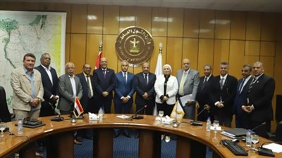 وزيرا القوى العاملة وقطاع الأعمال في لقاء موسع مع ممثلي العمال