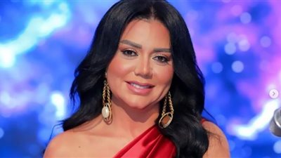 رانيا يوسف تسرق عدسات المصورين بفستان مثير .. شاهد