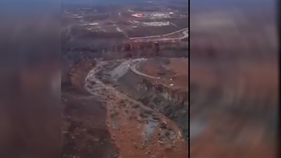 مشاهد مذهلة لجريان السيول في وادي ضرعاء.. شاهد