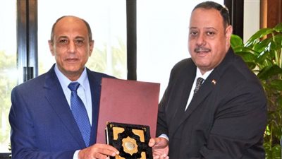 وزير الطيران يلتقي أعضاء اللجنة النقابية للعاملين