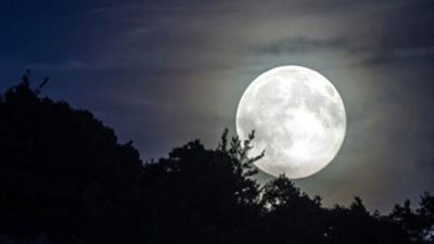 القمر البدر يزين سماء الوطن العربي