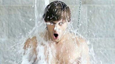 الاستحمام بالماء البارد يحفز جهاز المناعة.. دراسة توضح