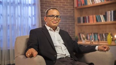 مصطفى عبيد متحدثًا في معرض الشارقة للكتاب اليوم