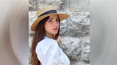 درة زروق.. إطلالة جذابة بالأبيض والكشمير