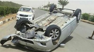 إصابة 14 شخصًا فى انقلاب سيارة