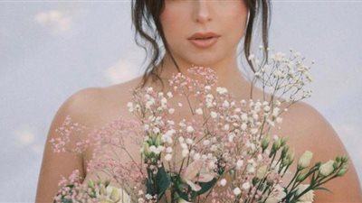 ديمي روز.. أجرأ عارضة أزياء تثير الجدل بملابس فرعونية مكشوفة ترويجًا للسياحة المصرية (شاهد)