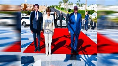 وزيرة الشؤون الخارجية لفرنسا تضع إكليلًا من الزهور على النصب التذكاري لضحايا الطائرة الفرنسية