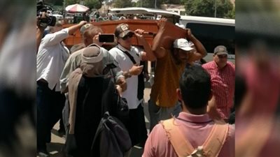 وصول جثمان المخرج علي عبدالخالق إلى مسجد السيدة نفيسة