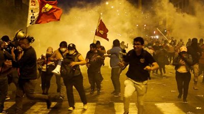اشتعال الاحتجاجات في بيرو والإصابات تصل لـ 80 شخصًا
