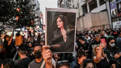 إمام إيراني شهير يسقط شرعية النظام الحاكم