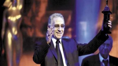 انهيار ابنة المخرج علي عبدالخالق في جنازة والدها