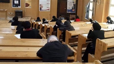 طلاب إعلام بني سويف يرتدون الزي الأسود حزنًا على وفاة زميلهم في حادث سير
