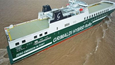 ميناء الإسكندرية يستقبل للمرة الأولى عبارات الطاقة الشمسية