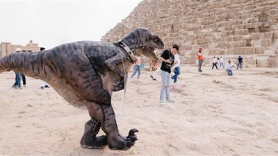ديناصور يظهر في مصر بالتزامن مع قمة المناخ الـ 27.. شاهد