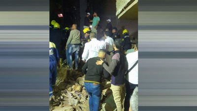 البحث عن ضحايا عقار إمبابة تحت الأنقاض (صور)