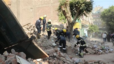 لوادر وأوناش لرفع أنقاض عقار إمبابة المنهار