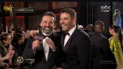 أحمد عز وكريم عبدالعزيز.. كاريزما وشياكة على مسرح joy awards