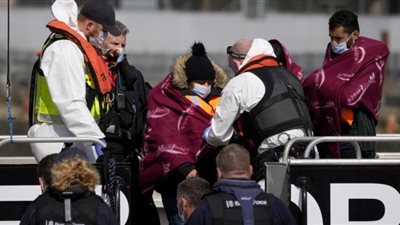 فرنسا تنقذ 190 مهاجرًا حاولوا عبور بحر المانش