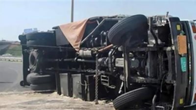 إصابة 4 أشخاص فى انقلاب سيارة