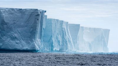 شاهد.. أكبر جبل جليدي في العالم على وشك الذوبان