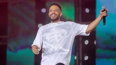 محمد حماقي يثير الجدل بسعر التيشيرت في حفلته بالعلمين