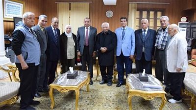 رئيس جامعة بني سويف يُكرِّم الدكتور سعد مصلوح ويهديه درع الجامعة