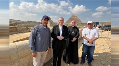 رئيس وزراء الفاتيكان يزور منطقة أهرامات الجيزة