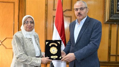 تكريم ثناء النحلة الحاصلة على جائزة العطاء والوفاء بجامعة قناة السويس