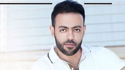 تامر عاشور يلجأ لحيلة للترويج لأغانيه الحزينة على المسرح