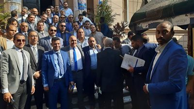 المحامون يلتقطون صوراً تذكارية بمناسبة الانتخابات على سلالم النقابة